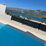 Villa Luxusvilla Christian direkt am Meer mit Pool Rovanjska