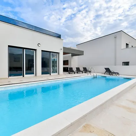 Christian Direkt Am Mit Pool فيلة روفانجسكا