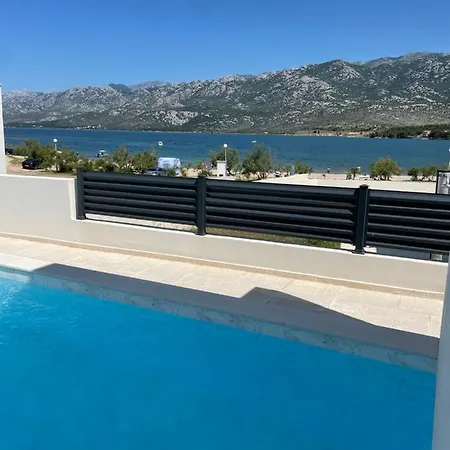 Christian Direkt Am Mit Pool Villa