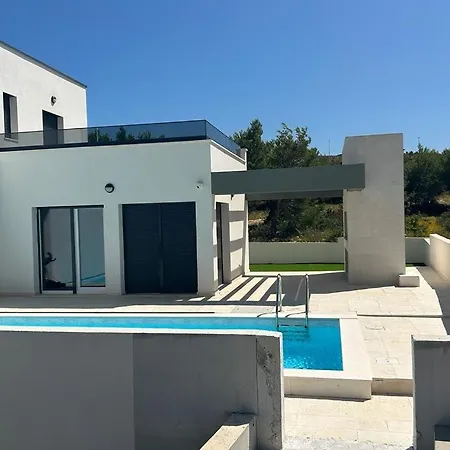 Christian Direkt Am Mit Pool Villa *