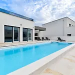 Luxusvilla Christian direkt am Meer mit Pool Villa Rovanjska