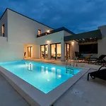 Luxusvilla Christian Direkt Am Meer Mit Pool ヴィラ