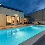 Luxusvilla Christian direkt am Meer mit Pool