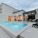 Luxusvilla Christian direkt am Meer mit Pool Villa